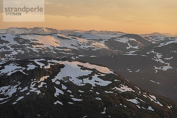 Abendstimmung  Gletscher und Berge im Nationalpark Jostedalsbreen  Blick vom Gipfel des Berges Skåla  Bergkette Breheimen  Stryn  Vestland  Norwegen  Europa
