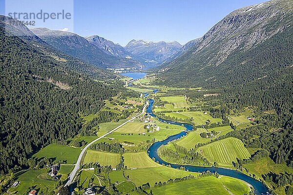 Luftaufnahme  Bergtal mit mäanderndem Fluss Stryneelva  Stryn  Vestland  Norwegen  Europa