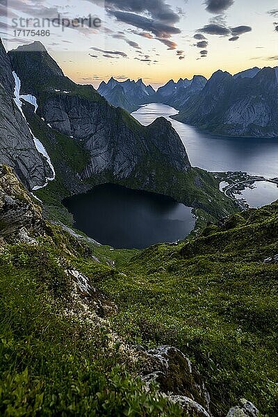 Abendstimmung  Aussicht vom Reinebringen  Reinebriggen  Reinefjord mit Bergen  Moskenes  Moskenesöy  Lofoten  Norwegen  Europa