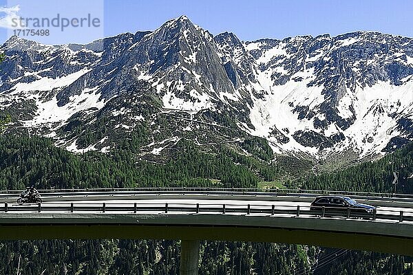 Passfahrt Motorradfahrer und Personenwagen  Gotthardpass  Schweiz  Europa