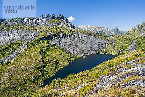 Berglandschaft  See Tridalsvatnet  Moskenesöy  Lofoten  Nordland  Norwegen  Europa