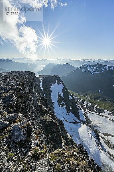 Nationalpark Jostedalsbreen  Gipfel des Berges Skåla auf Fjord Innvikfjorden  Bergkette Breheimen  Stryn  Vestland  Norwegen  Europa