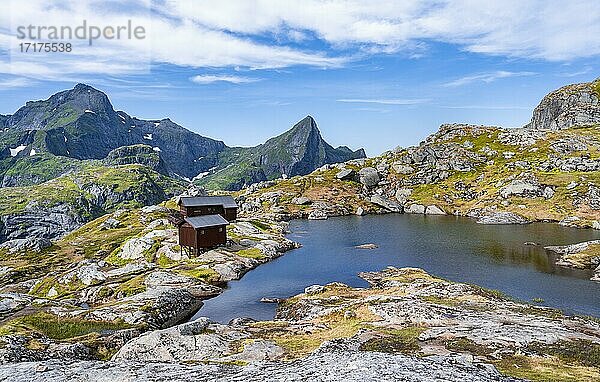Berglandschaft  links Berg Hermannsdalstinden  Munkebu Hütte  Moskenesöy  Lofoten  Nordland  Norwegen  Europa