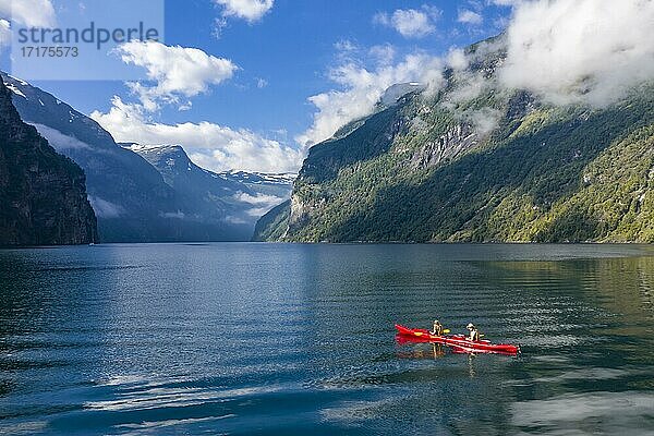 Rotes Kayak im Geirangerfjord  bei Geiranger  Møre og Romsdal  Norwegen  Europa