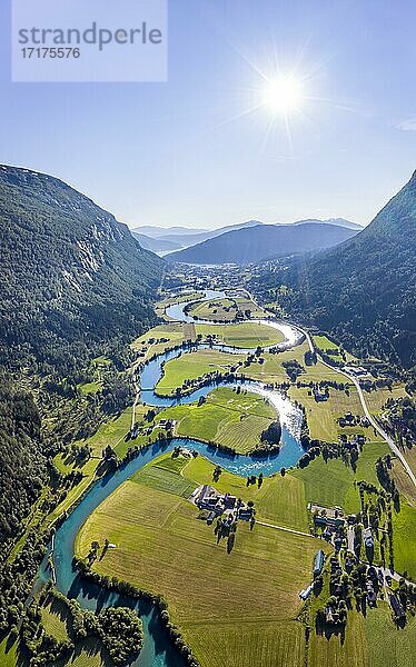 Luftaufnahme  Bergtal mit mäanderndem Fluss Stryneelva  Stryn  Vestland  Norwegen  Europa