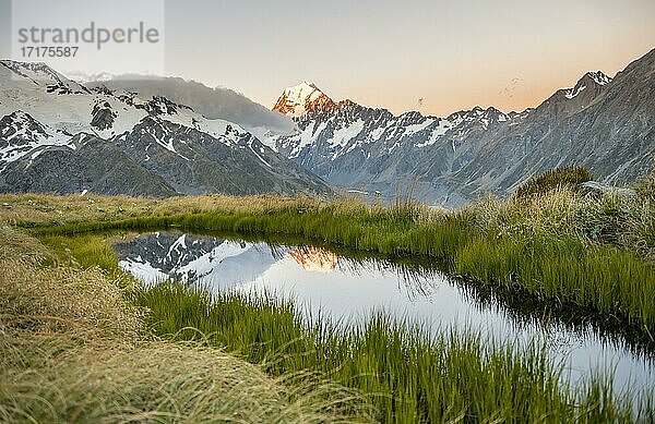 Mount Cook bei Sonnenuntergang  Spiegelung in Bergsee  Sealy Tarns  Hooker Valley  Mount Cook Nationalpark  Südalpen  Canterbury  Südinsel  Neuseeland  Ozeanien