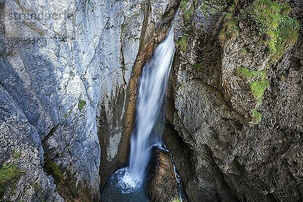 Wasserfall im Hölltobel  bei Gerstruben  Dietersbachtal  Oberstdorf  Oberallgäu  Allgäu  Bayern  Deutschland  Europa