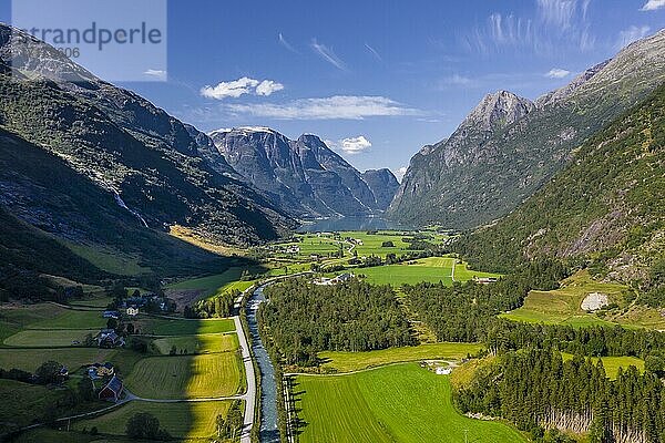 Luftaufnahme  Bergtal See Oldevatnet  Stryn  Vestland  Norwegen  Europa