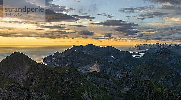 Sonnenuntergang  Abendstimmung  Berglandschaft mit Fjord  Blick vom Gipfel des Hermannsdalstinden  Moskenesöy  Lofoten  Nordland  Norwegen  Europa