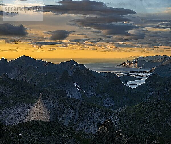 Sonnenuntergang  Abendstimmung  Berglandschaft mit Fjord  Blick vom Gipfel des Hermannsdalstinden  Moskenesöy  Lofoten  Nordland  Norwegen  Europa