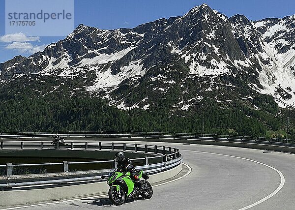 Passfahrt Motorradfahrer  Gotthardpass  Schweiz  Europa