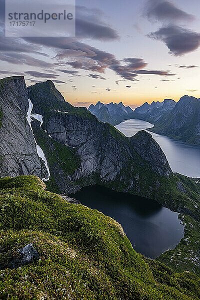 Abendstimmung  Aussicht vom Reinebringen  Reinebriggen  Reinefjord mit Bergen  Moskenes  Moskenesöy  Lofoten  Norwegen  Europa