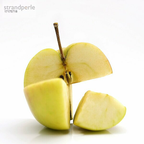 Gelber Apfel in Scheiben geschnitten auf weißem Hintergrund