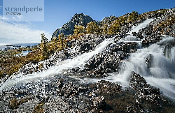 Wasserfall bei Sorvagen  Berglandschaft mit Fluss  Moskenesöy  Lofoten  Nordland  Norwegen  Europa