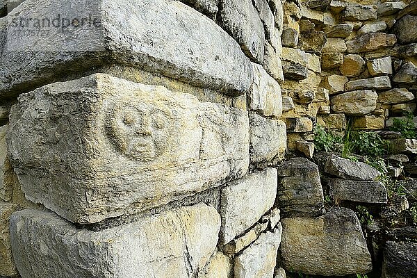 In Stein gehauenes Gesicht an einer Ruine der Chachapoyo Kultur  Kuelap  Provinz Luya  Region Amazonas  Peru  Südamerika