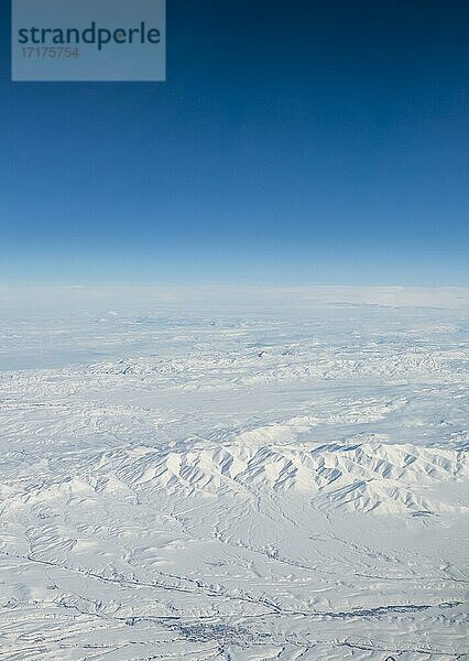 Blick auf Berge und Schneelandschaft aus dem Flugzeug  Flugzeugflügel eines Airbus A380  Luftaufnahme  Anatolien  Nordöstliche Türkei  Türkei  Asien