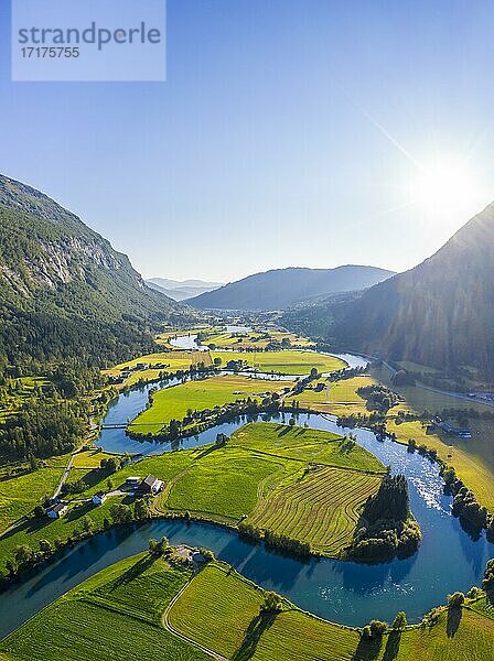 Luftaufnahme  Bergtal mit mäanderndem Fluss Stryneelva  Stryn  Vestland  Norwegen  Europa