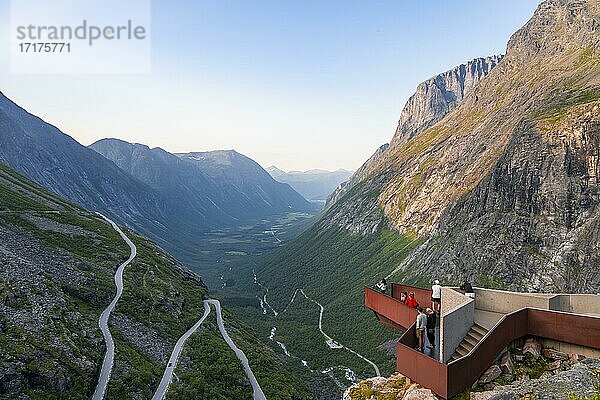 Plattingen Aussichtsplattform  Haarnadelkurven an der Gebirgsstraße Trollstigen  bei Åndalsnes  Møre og Romsdal  Vestland  Norwegen  Europa