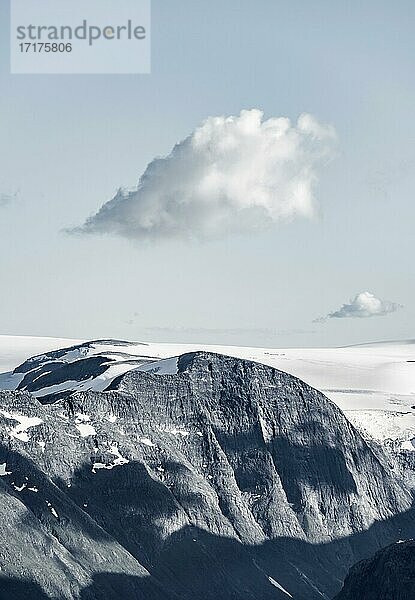 Gletscher und Berge im Nationalpark Jostedalsbreen  Blick vom Gipfel des Berges Skåla  Bergkette Breheimen  Stryn  Vestland  Norwegen  Europa