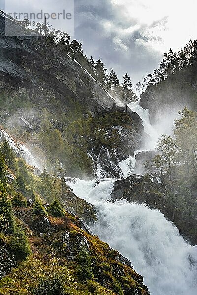 Wasserfall Låtefossen  Skare  Provinz Vestland  Norwegen  Europa