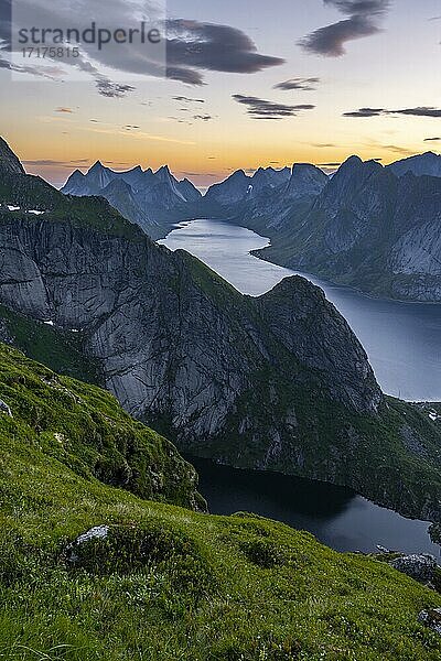 Abendstimmung  Aussicht vom Reinebringen  Reinebriggen  Reinefjord mit Bergen  Moskenes  Moskenesöy  Lofoten  Norwegen  Europa