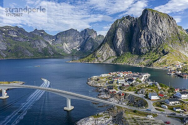 Luftaufnahme  Hamnoy  Reinefjord mit Bergen  Moskenes  Moskenesöy  Lofoten  Norwegen  Europa