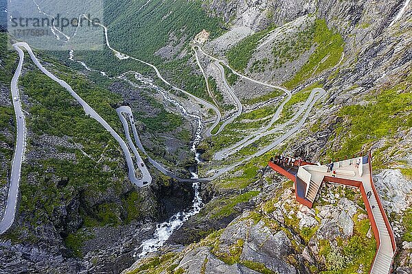 Plattingen Aussichtsplattform  Luftaufnahme  Haarnadelkurven an der Gebirgsstraße Trollstigen  bei Åndalsnes  Møre og Romsdal  Vestland  Norwegen  Europa