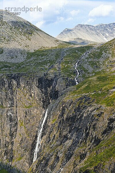 Stigfossen Wasserfall bei der Gebirgsstraße Trollstigen  bei Åndalsnes  Møre og Romsdal  Vestland  Norwegen  Europa
