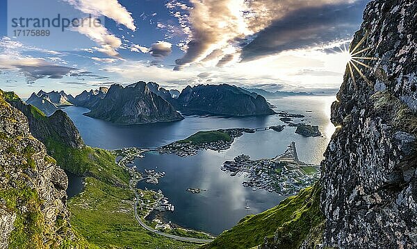 Abendstimmung  Aussicht vom Reinebringen  Reinebriggen  auf Hamnoy  Reine und den Reinefjord mit Bergen  Moskenes  Moskenesöy  Lofoten  Norwegen  Europa