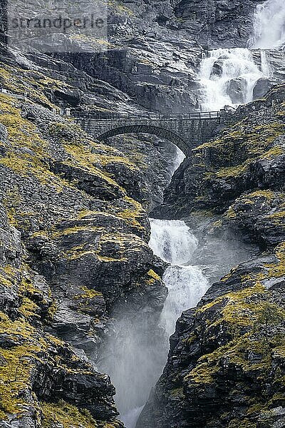Brücke über dem Stigfossen Wasserfall  Gebirgsstraße Trollstigen  bei Åndalsnes  Møre og Romsdal  Vestland  Norwegen  Europa