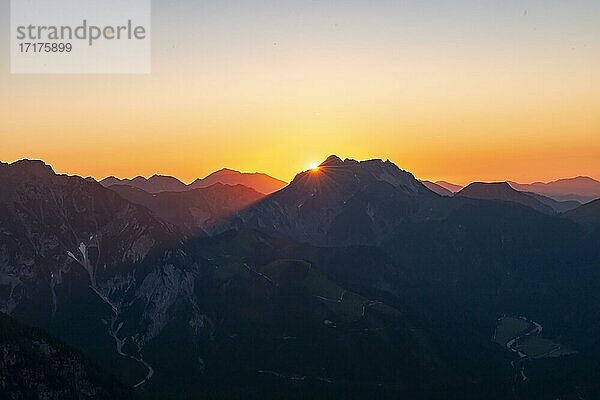 Letzte Sonnenstrahlen bei Sonnenuntergang hinter Bergsilhouette  Silhouette der Mondscheinspitze  Berglandschaft  Ausblick vom Gipfel des Bärenkopf  Achensee  Karwendel  Tirol  Österreich  Europa