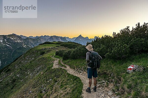 Wanderer auf Wanderweg am Bärenkopf  Sonnenuntergang  Blick auf Berggipfel Sonnjoch Kaserjochspitze und Dristenkopf  Achensee  Karwendel  Tirol  Österreich  Europa