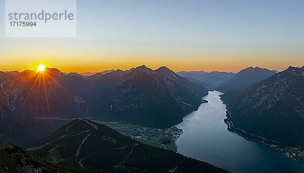 Letzte Sonnenstrahlen über Berglandschaft bei Sonnenuntergang  Ausblick vom Gipfel des Bärenkopf auf den Achensee und Gipfel Seebergspitze und Seekarspitze  Panorama  Tirol  Österreich  Europa