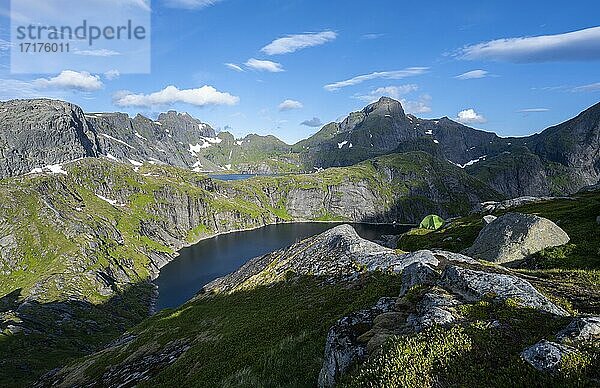 Zelt  Widcampen  Berglandschaft mit See Tennesvatnet  Moskenesöy  Lofoten  Nordland  Norwegen  Europa