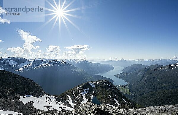 Nationalpark Jostedalsbreen  Gipfel des Berges Skåla auf Fjord Innvikfjorden  Bergkette Breheimen  Stryn  Vestland  Norwegen  Europa