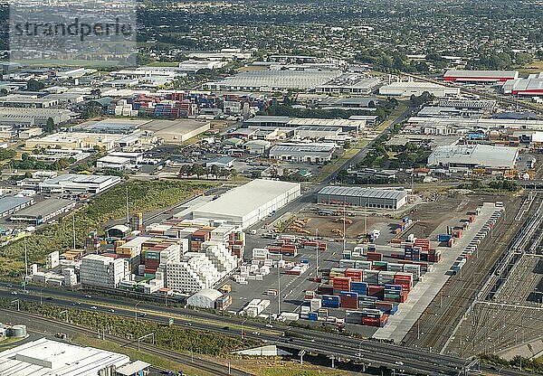 Luftaufnahme  Ausblick auf gestapelte Container an einem Umschlagbahnhof  Güterbahnhof  Auckland  Nordinsel  Neuseeland  Ozeanien