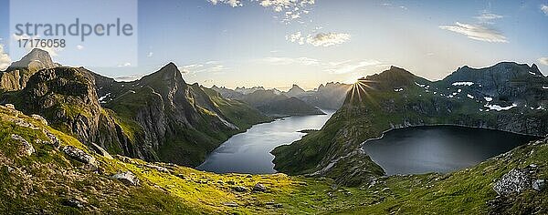 Sonne strahlt über Berglandschaft mit Fjord Forsfjorden und See Krokvatnet  Moskenesöy  Lofoten  Nordland  Norwegen  Europa