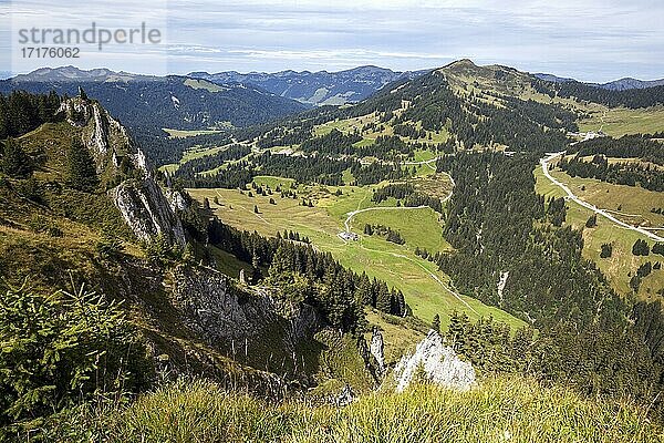 Ausblick vom Besler auf Grasgehren  Riedbergpass und Riedberger Horn  links Gipfel des Besler Grat  bei Obermaiselstein  Oberallgäu  Allgäuer Alpen  Allgäu  Bayern  Deutschland  Europa