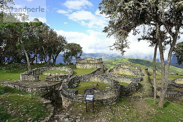 Runde Grundmauern in der Ruinenstadt der Chachapoya Kultur  Kuelap  Provinz Luya  Region Amazonas  Peru  Südamerika