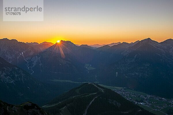 Letzte Sonnenstrahlen über Berglandschaft bei Sonnenuntergang  Ausblick vom Gipfel des Bärenkopf auf Berggipfel  Panorama  Tirol  Österreich  Europa
