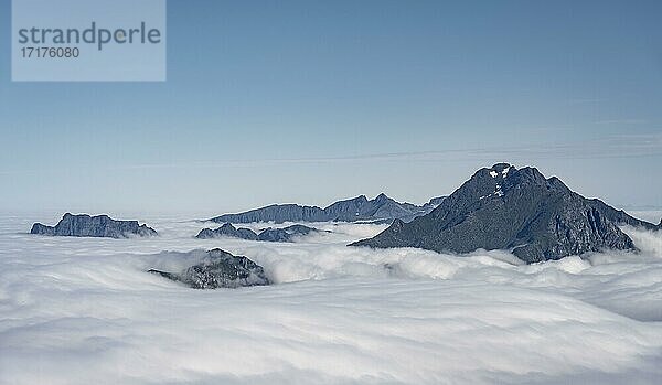 Berglandschaft in Wolken  Blick vom Gipfel des Stornappstinden  Lofoten  Nordland  Norwegen  Europa