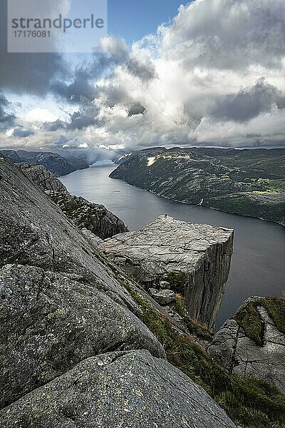 Einzelne Person auf Felsplateau  Felskanzel Preikestolen  Lysefjord  Ryfylke  Rogaland  Norwegen  Europa