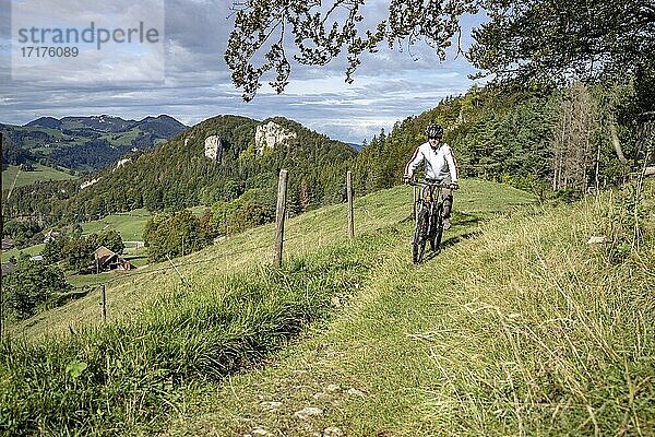 Mountainbiker  Chilchzimmersattel  Erste Jurakette  Basel-Landschaft  Schweiz  Europa