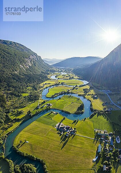 Luftaufnahme  Bergtal mit mäanderndem Fluss Stryneelva  Stryn  Vestland  Norwegen  Europa