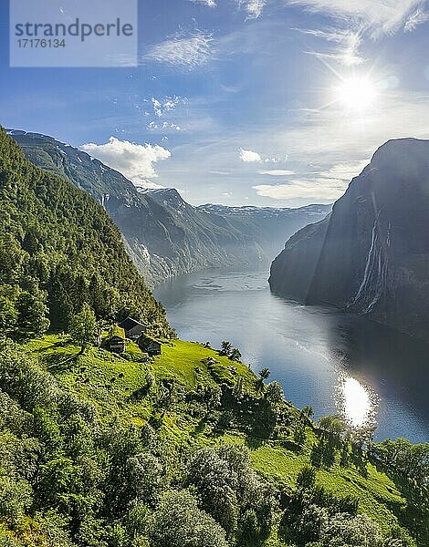 Wasserfall Sieben Schwestern  Skageflå  historischer Bergbauernhof an steilem Berghang  Geirangerfjord  bei Geiranger  Møre og Romsdal  Norwegen  Europa