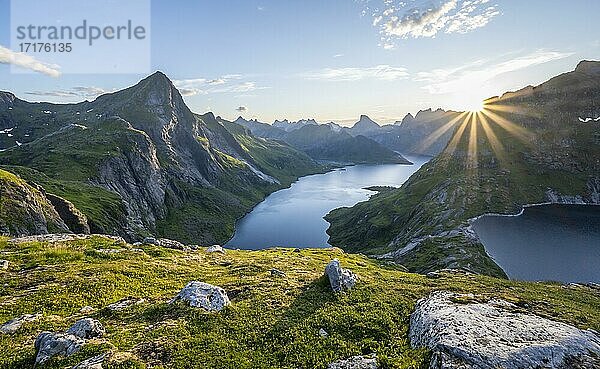 Sonne strahlt über Berglandschaft mit Fjord Forsfjorden und See Krokvatnet  Moskenesöy  Lofoten  Nordland  Norwegen  Europa