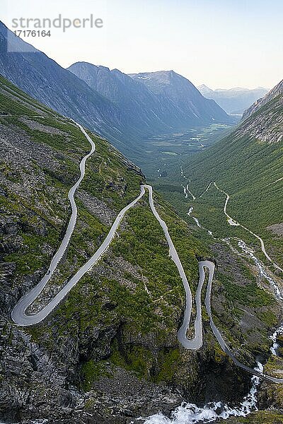 Haarnadelkurven  Gebirgsstraße Trollstigen  bei Åndalsnes  Møre og Romsdal  Vestland  Norwegen  Europa