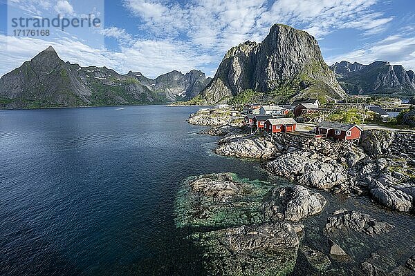 Rorbuer  typische Holzhäuser  Hamnoy  Reinefjord mit Bergen  Moskenes  Moskenesöy  Lofoten  Norwegen  Europa