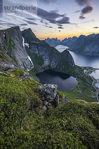 Abendstimmung  Aussicht vom Reinebringen  Reinebriggen  Reinefjord mit Bergen  Moskenes  Moskenesöy  Lofoten  Norwegen  Europa