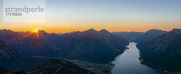Letzte Sonnenstrahlen über Berglandschaft bei Sonnenuntergang  Ausblick vom Gipfel des Bärenkopf auf den Achensee und Gipfel Seebergspitze und Seekarspitze  Panorama  Tirol  Österreich  Europa